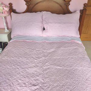 Pale pink full queen comforter with pillowcases
